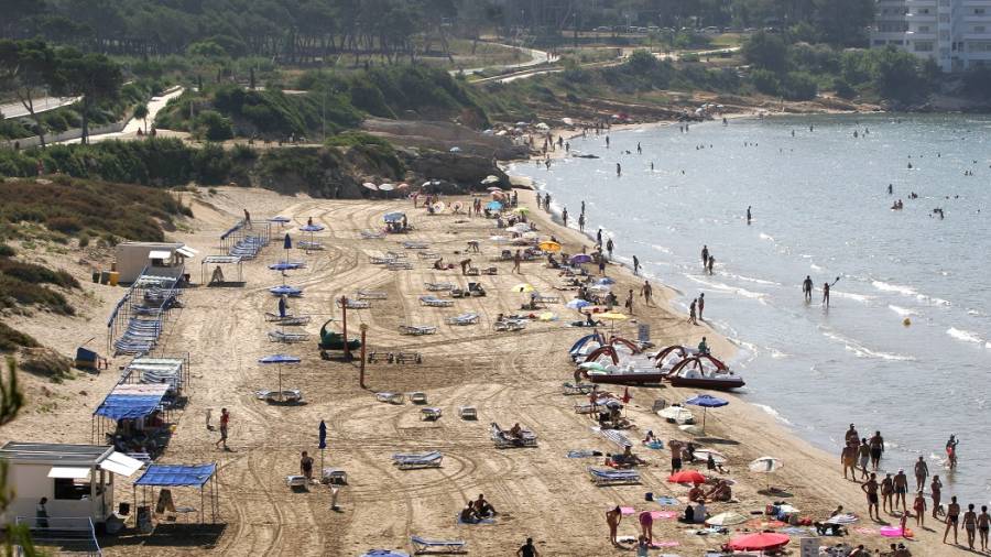 Imagen de la playa Llarga de Salou de 2009. La anchura de arena que ten&iacute;a nada tiene que ver con ahora. Foto: dt