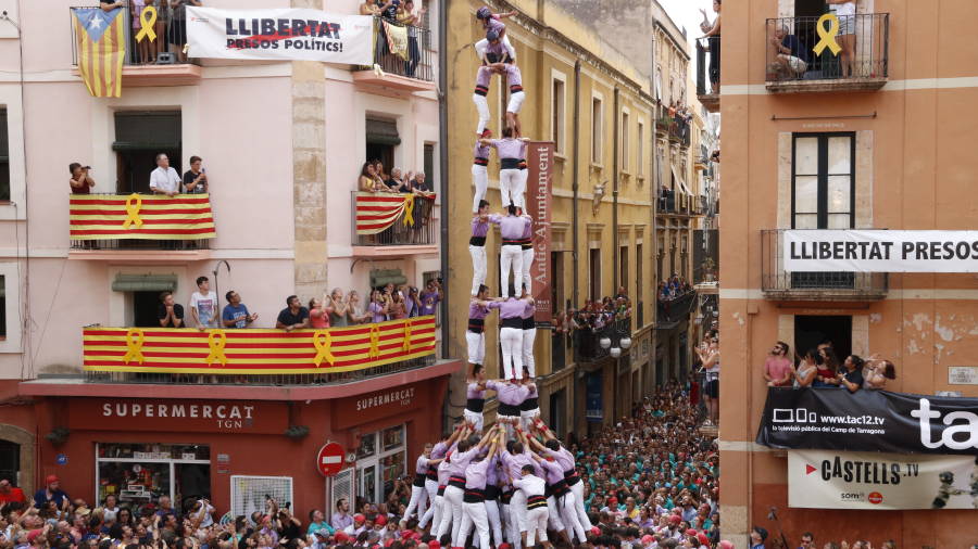 3 de 9 amb folre descarregat per la Colla Jove Xiquets de Tarragona, durant la diada de Sant Mag&iacute;. Imatge del 19 d'agost del 2019