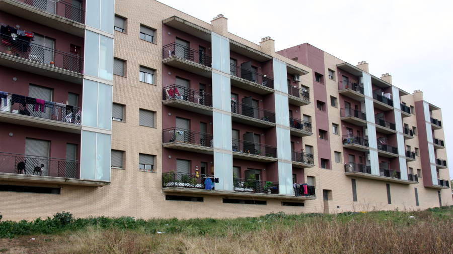 Pla obert d'un bloc de pisos del carrer Prat de la Riba de Constantí des de la part posterior. Foto: ACN