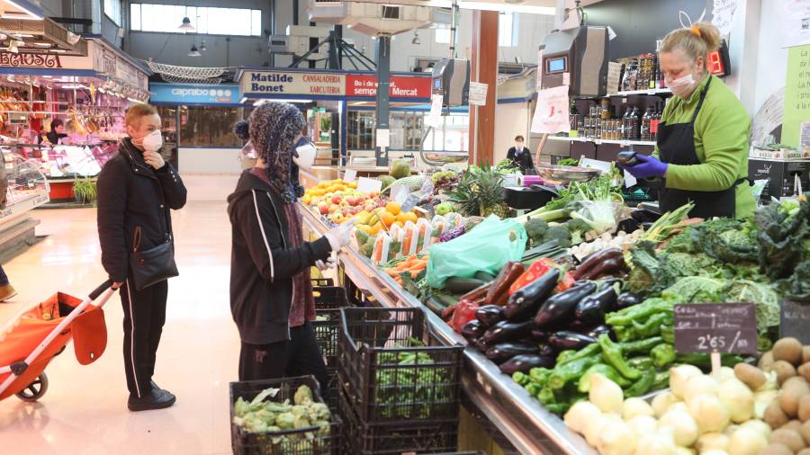 Dos clientes con mascarilla compran en el Mercat Central . FOTO: Alba Marin&eacute;