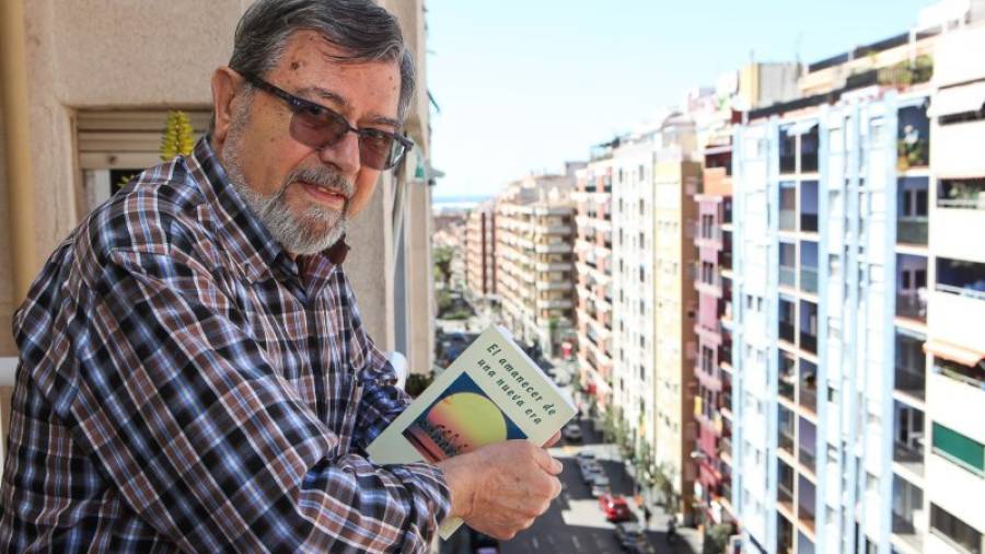 Claudio Rius, con su nuevo libro, ´El amanecer de una nueva era´. Foto: pere ferré
