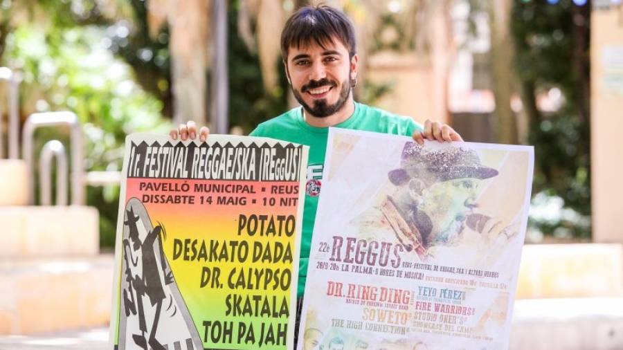 Arnau Borràs sostiene el cartel del primer y último festival Reggus, que este año celebra su 22 edición. foto: Alba Mariné