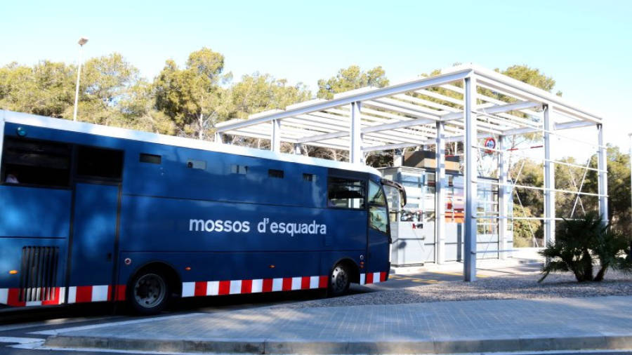Pla general del furgó policial que trasllada els primers presos des de Brians 2, accedint a la presó de Mas d'Enric de Tarragona, el 3 d'abril del 2017.