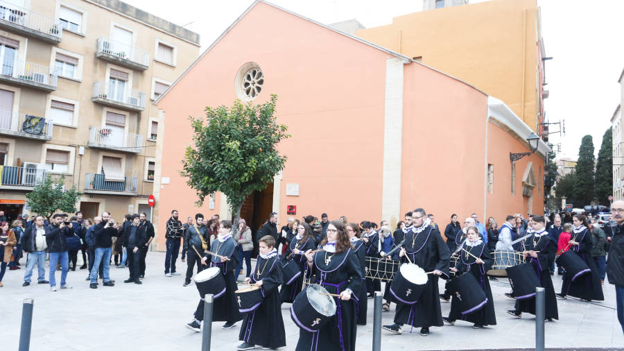 La Banda del Descendiment delante de la iglesia de Sant Lloren&ccedil;. FOTO: Alba Marin&eacute;
