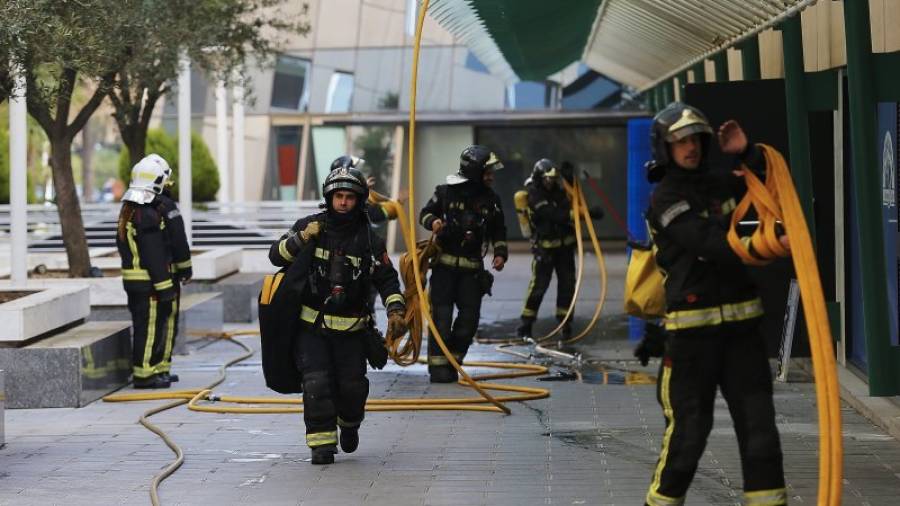 Los Bomberos de Barcelona trabajan en la extinción de un incendio que se ha desatado en un restaurante cercano a la Torre Mapfre de Barcelona y que ha obligado a desalojar el edificio como medida preventiva. EFE/Alejandro García