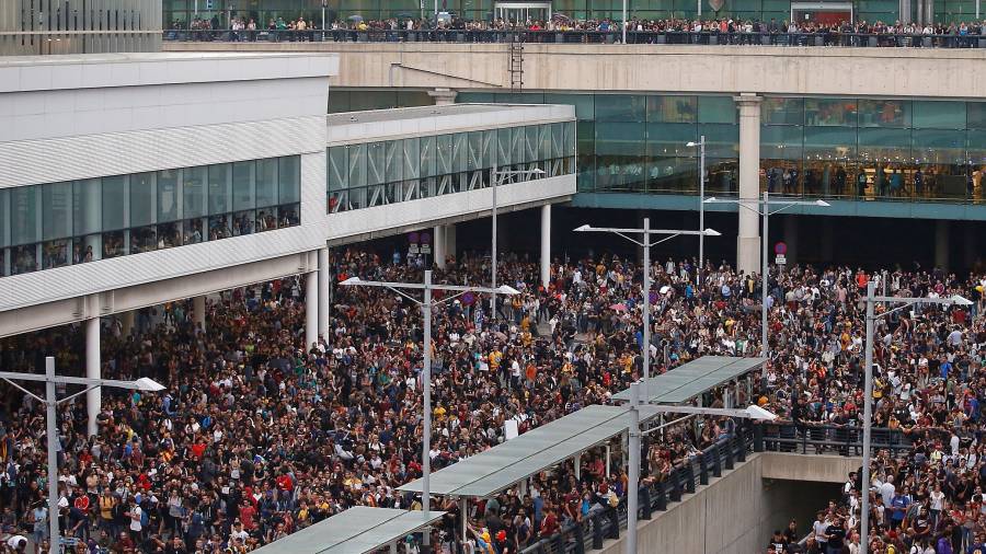 Miles de personas se concentraron en el aeropuerto del Prat el lunes 14 de octubre, día que se hizo pública la sentencia del Procés. foto: efe