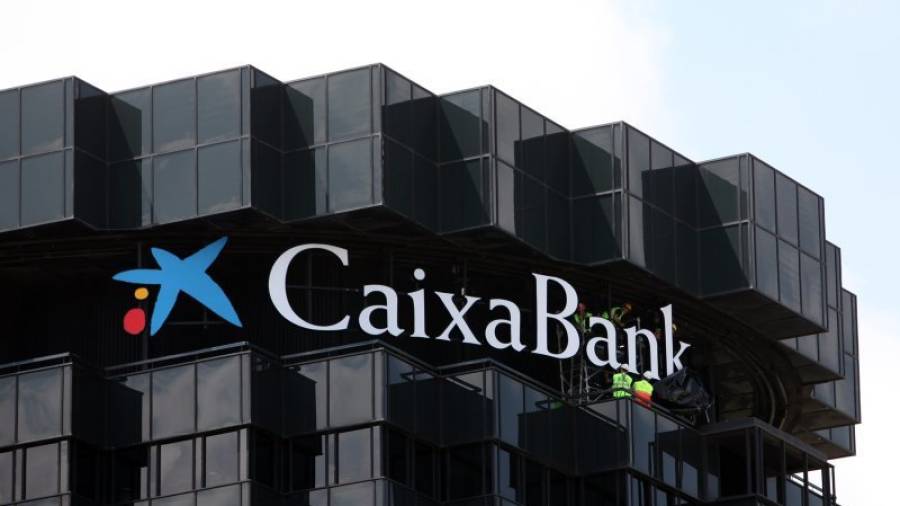 Imatge parcial d'un dels edificis corporatius de CaixaBank, a l'avigunda Diagonal de Barcelona. Foto: ACN