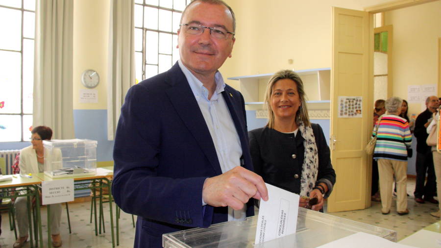 El candidat de CiU a Reus, Carles Pellicer, votant al CEIP Prat de la Riba. Foto: ACN