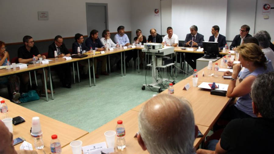 Una imatge de la reunió de la Comissió de Seguiment del PDU del CRT de Vila-seca i Salou, aquest matí a Tarragona. FOTO: ACN