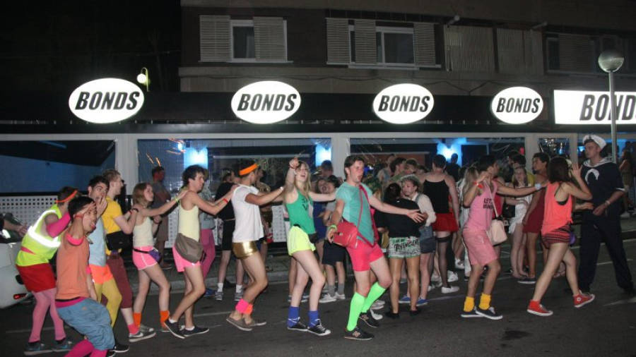 Estudiants britànics disfressats i fent el ball de la conga arriben a la zona de pubs i discoteques de Salou en l'edició del Saloufest de 2014. Foto: ACN