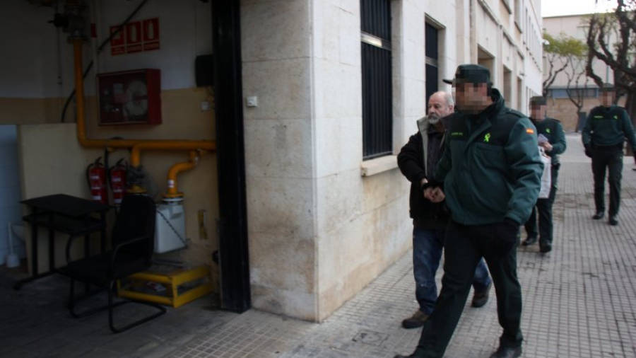 L'home detingut dimecres en un despatx d'advocats de Tarragona entrant als jutjats. Foto: ACN