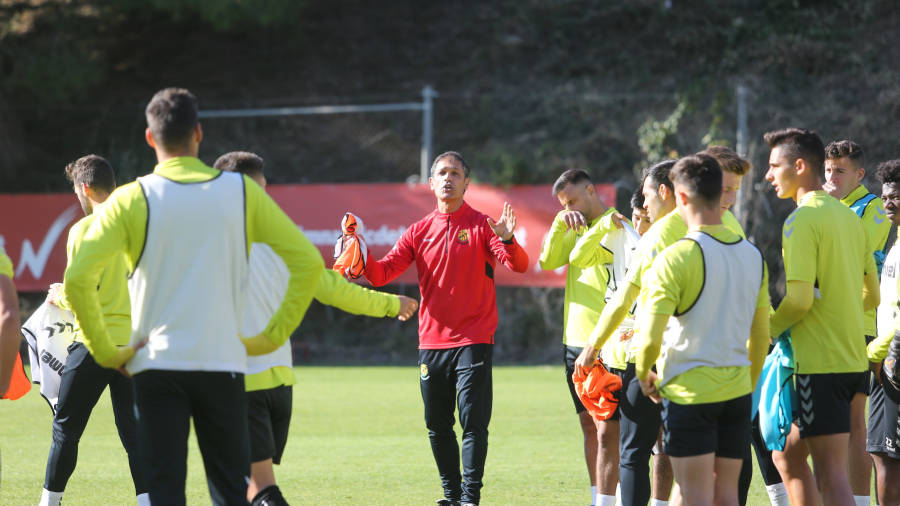 Toni Seligrat, en el centro, da instrucciones a sus jugadores durante el entrenamiento. FOTO: ALBA MARINÉ