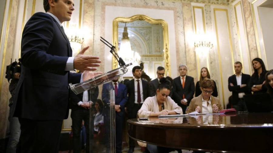 El presidente de Ciudadanos, Albert Rivera, durante la rueda de prensa que ofrecido hoy en el Congreso de los Diputados. Foto: EFE