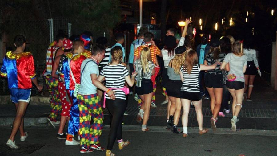 Un grup de joves britànics durant la festa nocturna del Saloufest. ACN