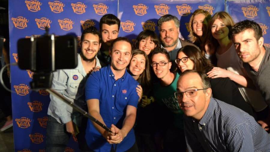 La candidatura jove de Convergència i Unió de Valls fent-se un ´selfie´ amb Albert Batet i Jordi Turull. Foto: Montse Plana