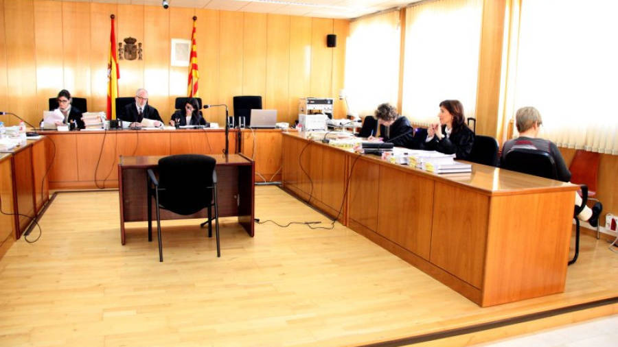 La sala de vistes de l'Audiència de Tarragona, amb l'acusada asseguda a la dreta de la imatge. Foto: ACN