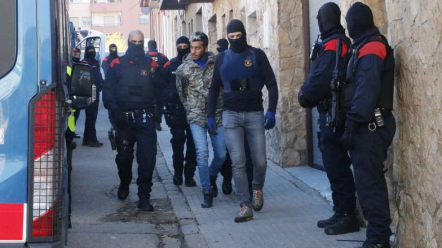 Els Mossos d'Esquadra s'enduen un dels detinguts en la macrooperació contra el tràfic de drogues al barri de Sant Joan de Figueres aquest 21 de febrer del 2017.
