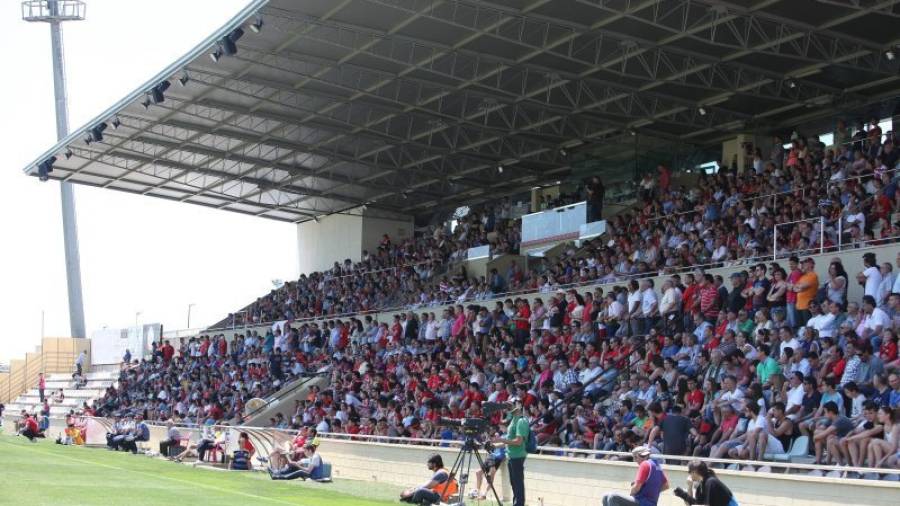 La tribuna principal del Estadi municipal, totalmente llena, durante el partido del pasado domingo ante el Racing de Ferrol. Foto: Alba Mariné