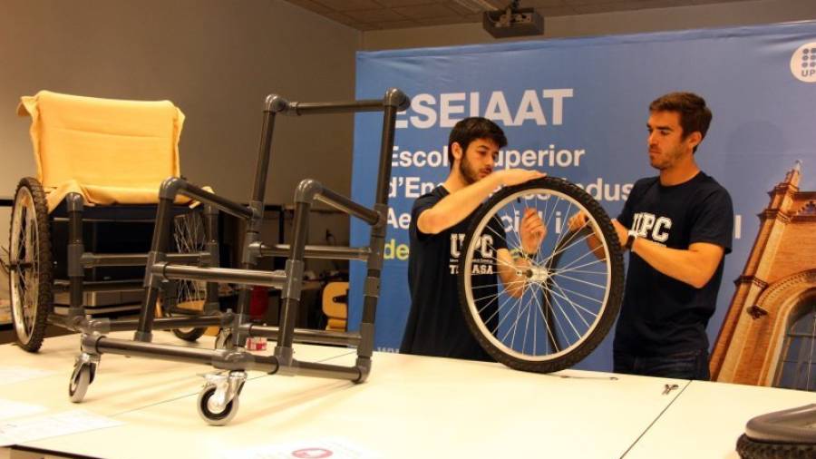 Els estudiants de la UPC Bernat Vila i Adrià Sallés, muntant la cadira de rodes que han dissenyat com a projecte de final de grau. Foto: ACN