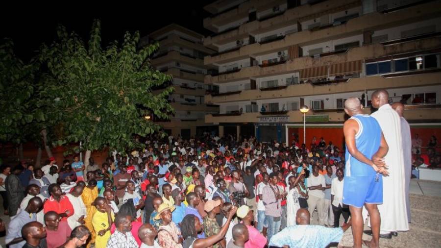 Representants de la comunitat senegalesa, fent una crida a la calma el dimarts al vespre. Foto: ACN