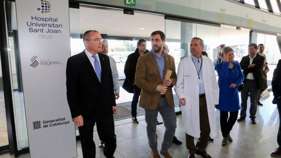 El conseller Comín, al centre, durant la seva recent visita a l'hospital. Foto: A.M.