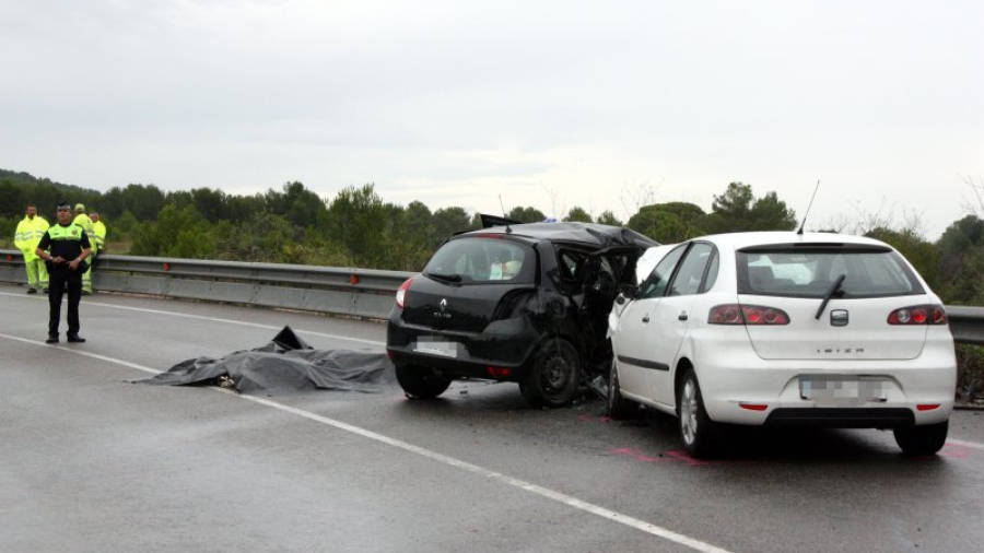 Imatge general dels dos vehicles accidentats, després de la topada, el 30 de setembre del 2015.