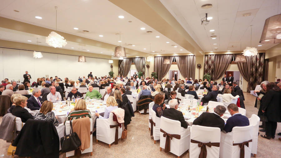 La cena solidaria en favor de la Fundació Esclerosi Múltiple reunió a dos centenares de personas.