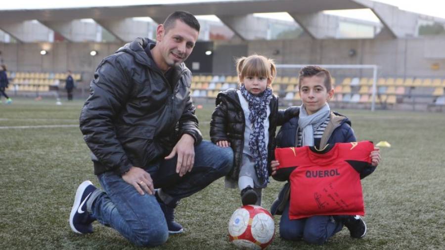 Pedro Querol, junto a sus hijos Unai y Noa, en el estadio del Astorga. Foto: Alba Mariné