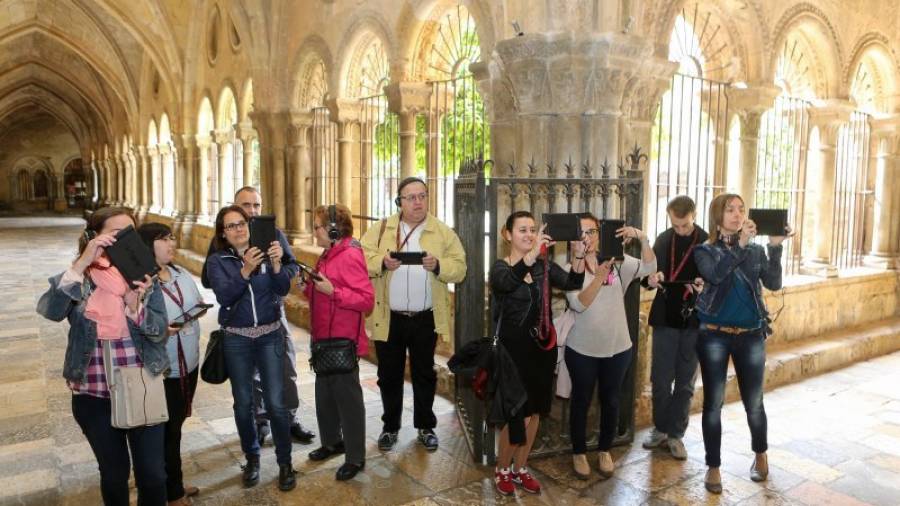 Profesionales recepcionistas en un momento de la visita en el Claustre de la Catedral de Tarragona. Foto: Alba Mariné