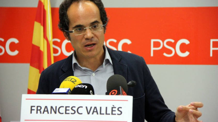 El primer secretari del PSC de Reus i candidat a l'alcaldia, Francesc Vallès, enraonant durant la roda de premsa a la seu del partit. Foto: ACN