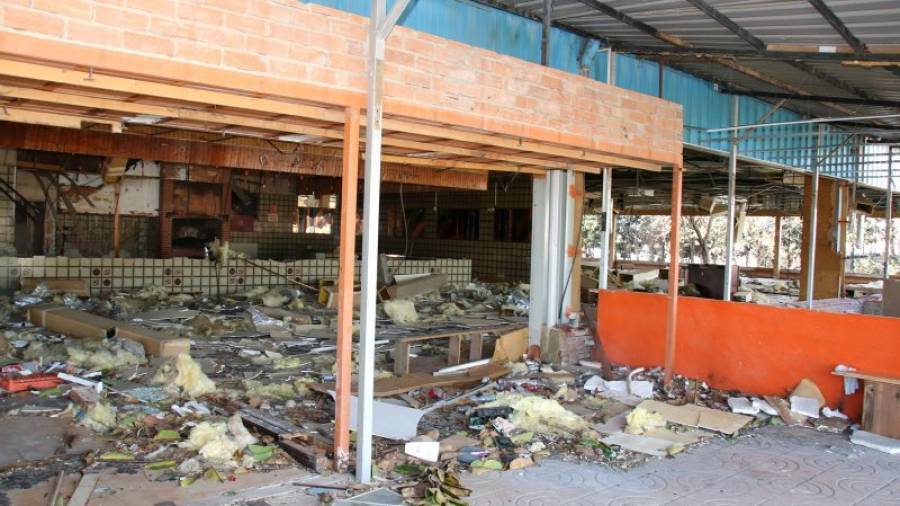 Los destrozos de este restaurante son visibles desde la distancia. La zona está acordonada. Foto: Alba Mariné