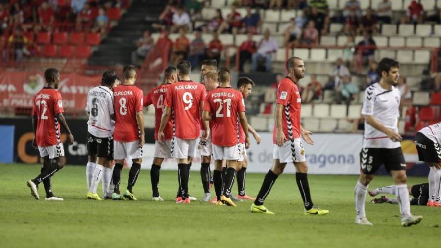 Manolo Martínez abandona el terreno de juego tras ver la cartulina roja. Foto: Pere Ferré