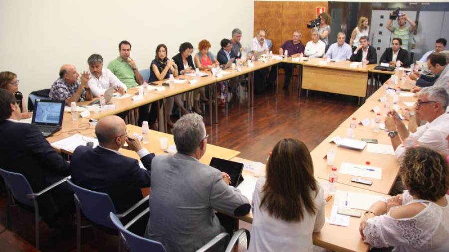 Pla general de la reunió de la comissió de seguiment del PDU del Centre Recreatiu i Turístic de Vila-seca i Salou, mantinguda a la Delegació del Govern a Tarragona, el 6 de juliol de 2016. (Horitzontal)