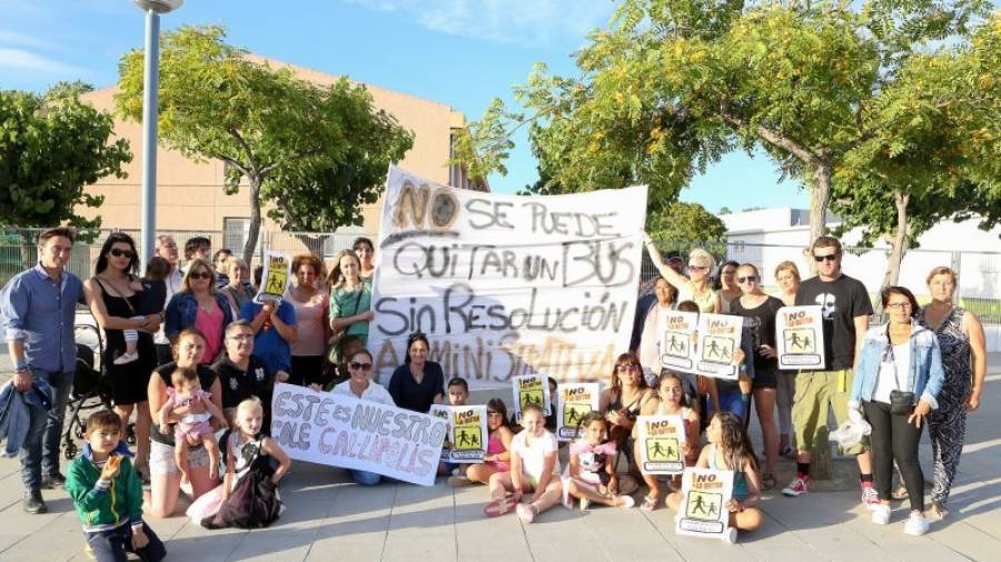Familiares y alumnos de Cap Salou que estudian en el colegio Cal·lípolis de La Pineda volvieron a protestar el viernes. Foto: Alba Mariné