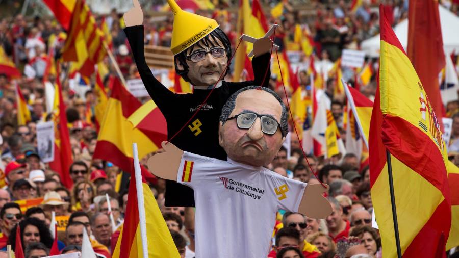 Un manifestante porta unas marionetas del president de la Generalitat, Quim Torra, y el expresident Carles Puigdemont