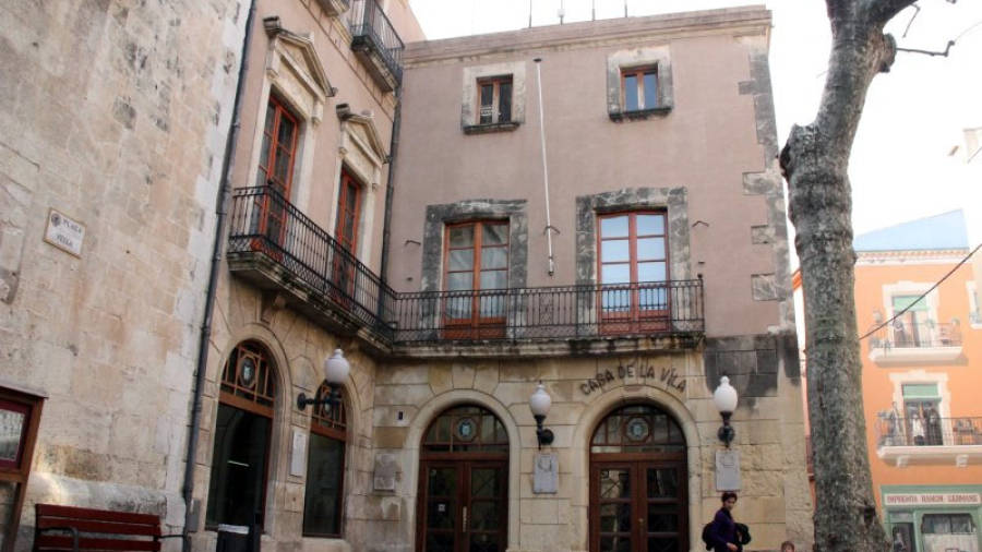 Façana de l'Ajuntament del Vendrell, que té forma de ela, situat a la plaça Vella. Foto: ACN