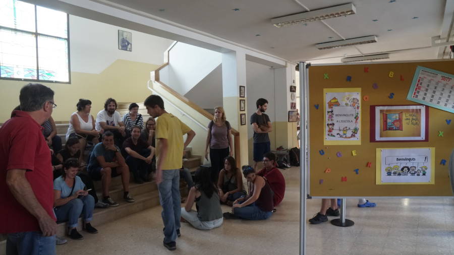 Un grup de persones dins de l'escola Antoni Roig de Torredembarra, aquest 29 de setembre de 2017.