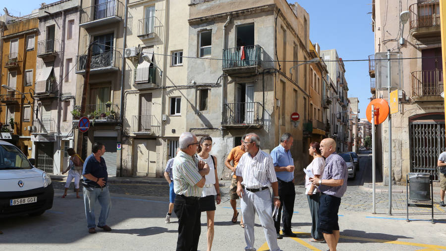 Los vecinos, frente a la casa objeto de polémica, ubicada en la calle Sant Francesc, esquina con la calle Sant Benet. Foto: Alba Mariné