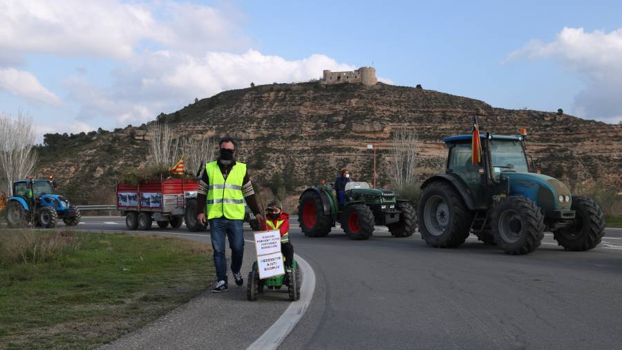 Alguns tractors portaven cartells de denúncia i també branques d'oliveres. ACN
