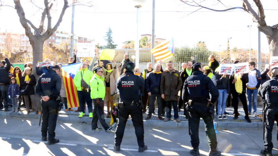 Los Mossos han acordonado los cerca de 200 manifestantes que defend&iacute;an la liberaci&oacute;n de los presos ante el acto del PPC donde ha participado Mariano Rajoy. FOTO: ACN 