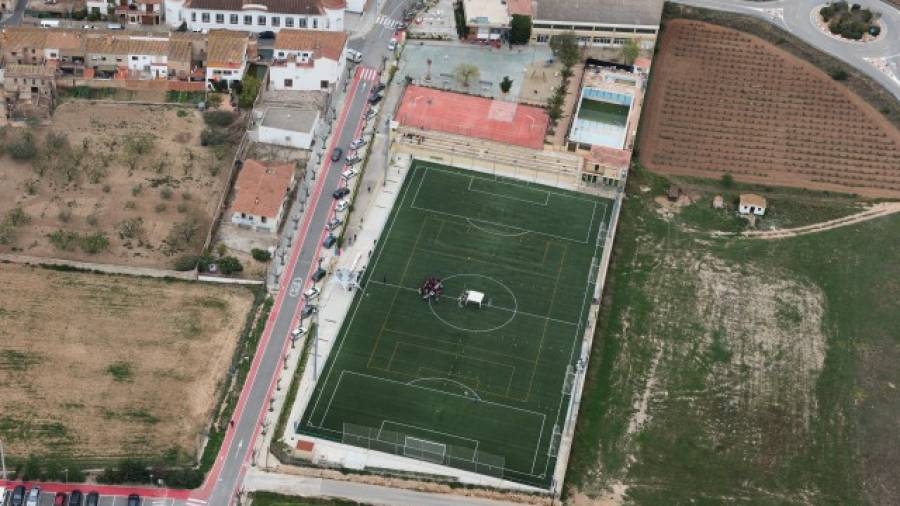 El polideportivo de La Bisbal junto al campo de fútbol.