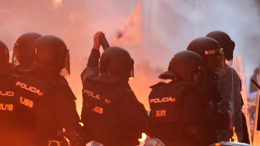 Policia Nacional en los altercados en el centro de Barcelona el pasado 18 de octubre. FOTO: ACN
