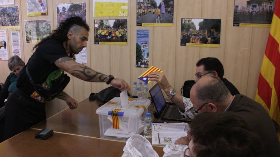 Un soci de l´Assemblea Nacional Catalana vota ahir a la seu de Sants-Montjuïc. Foto: ACN