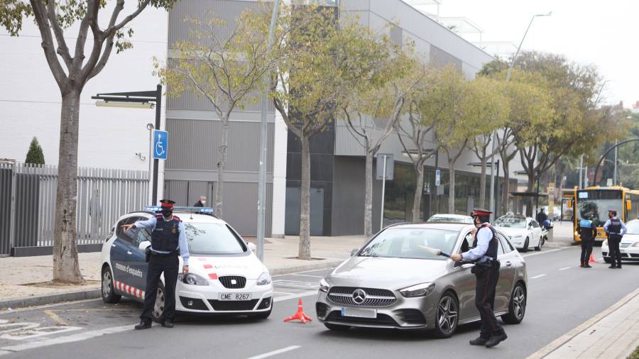 Los agentes siguen haciendo controles, algunos conjuntamente con Guàrdia Urbana de Reus. FOTO: Alba Mariné