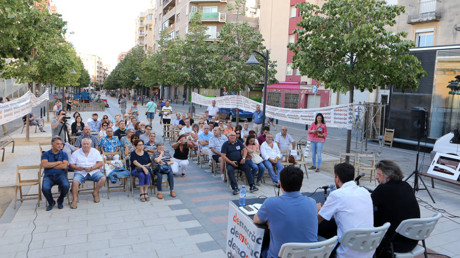 Imatge del debat sobre la democràcia durant la jornada d’ahir, dissabte, a l’avinguda del Carrilet. Foto: Alba Mariné