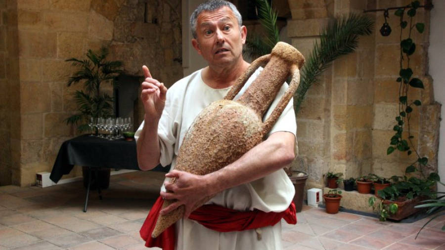 El personatge Philodamus, un cellerer romà que sosté una àmfora, durant la presentació del ViTour l'11 d'abril del 2016 a Tarragona. Foto: ACN