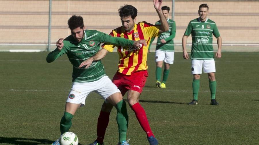 En la imagen uno de los encuentros disputados por el FC Ascó esta temporada en su campo. Foto: Joan Revillas