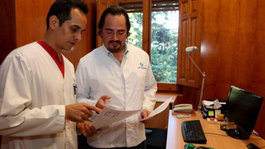A la derecha, imagen de archivo del doctor José G. Franco. Foto: Alba Mariné/DT