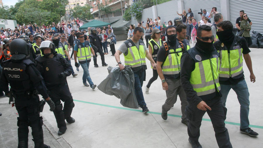 Agentes de la polic&iacute;a nacional retiran urnas del IES Tarragona