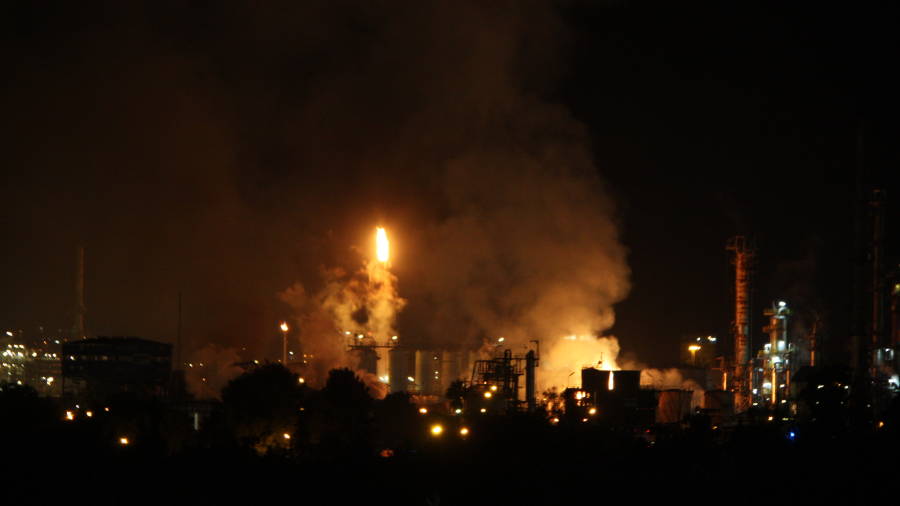 Pla general de l'incendi a la indústria química on hi ha hagut una explosió a la Canonja.
